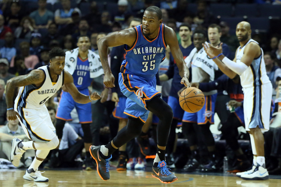 Oklahoma City Thunder forward Kevin Durant (35) drives against the Memphis Grizzlies in the second half at FedExForum. Oklahoma City defeated Memphis 125-88. (Reuters Photo/Nelson Chenault)
