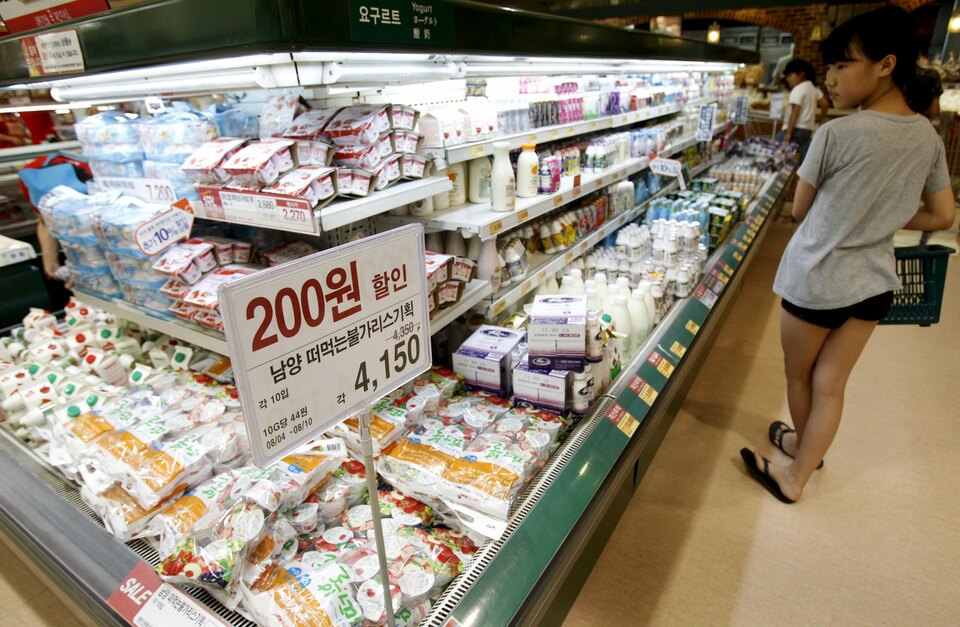A customer shops at a milk products corner of a major retail outlet in Seoul in this August 5, 2011 file photo.  (Reuters Photo/Truth Leem)