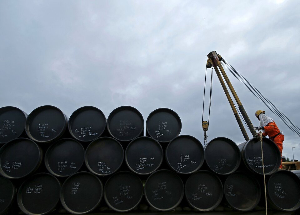 Oil prices rose one percent on Tuesday, with benchmark Brent prices hitting a three-month high on hopes for a coordinated approach by major producers to support prices. (Reuters Photo/Edgar Su)