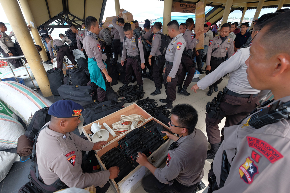 Police reinforcement from Jakarta arriving in North Kalimantan on Sunday. (Antara Photo/Fadlansyah)