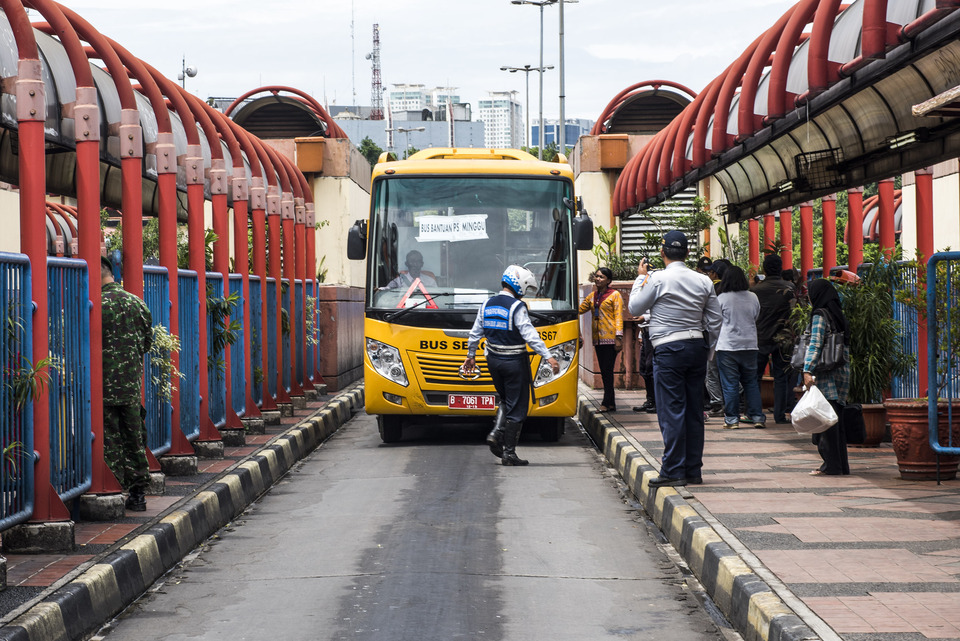 A city school bus at the Blok M terminal in South Jakarta on Monday. City authorities rolled out 62 of the buses to stand in for MetroMinis whose owners took them off the streets on Monday in protest at a crackdown over safety violations. (Antara Photo/M. Agung Rajasa)