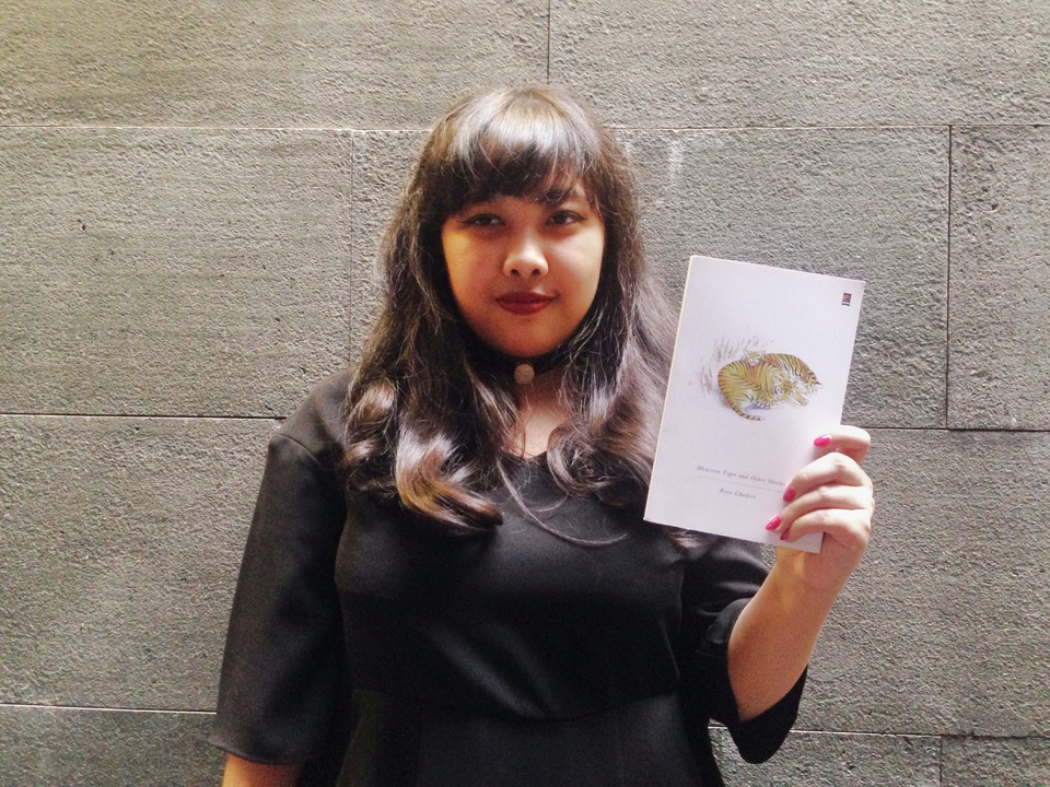 Young poet and writer Rain Chudori with her short story compilation. (JG Photo/Lisa Siregar)