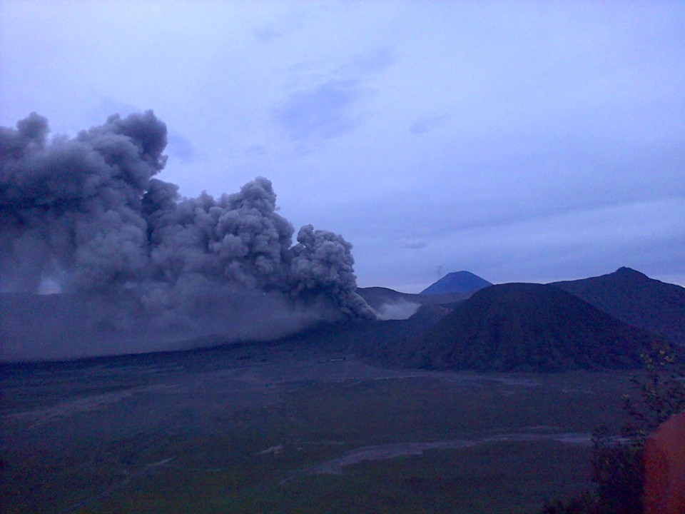 The month-long eruption of Mount Bromo in East Java, which has left dozens of villages smothered in ash, has become a distinctive attraction for both local and foreign tourists. (BeritaSatu Photo/Kurniadi)