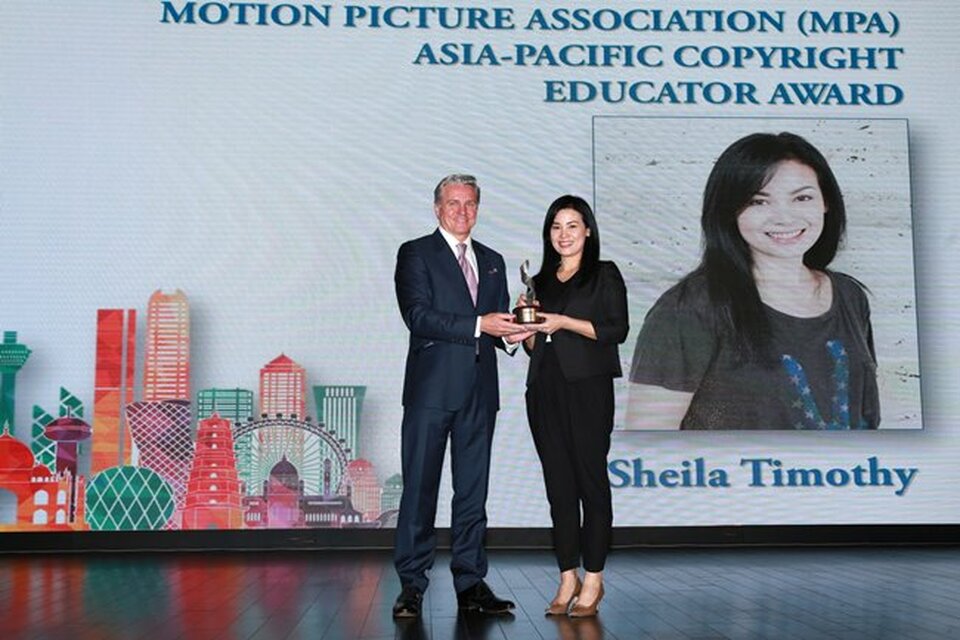 Indonesian movie producer Sheila Timothy received the Asia-Pacific Copyright Educator Award from the Motion Picture Association during the CineAsia film convention in Hong Kong on Thursday. (Photo courtesy of Lifelike Pictures)