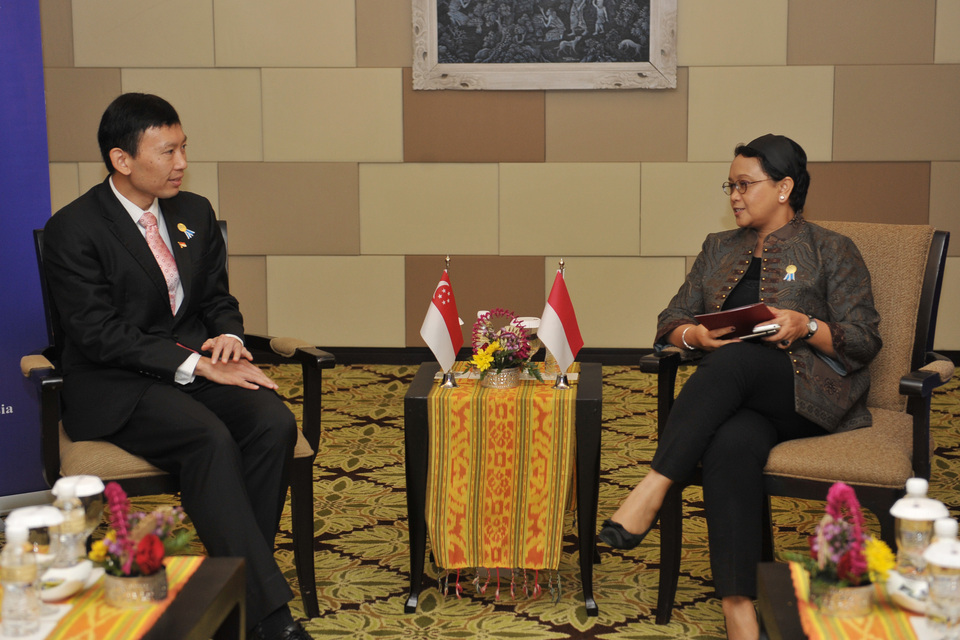 Indonesian Foreign Minister Retno L.P. Marsudi and Chee Hong Tat, the minister of state for Singapore's Ministry of Communications and Information & Ministry of Health, meet on the sidelines of the eighth Bali Democracy Forum in Nusa Dua on Thursday. Delegates from 89 countries are in Bali for the event, aimed at boosting democratic systems and governance as well as regional ties. (Antara Photo/Nyoman Budhiana)