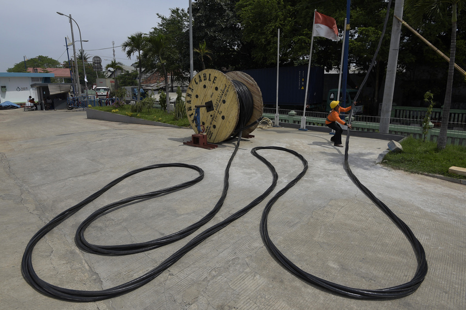The government has revived a plan to build a high-voltage undersea power transmission cable between Java and Sumatra, slated to begin development in 2021, to distribute excess power between the two islands.  (Antara Photo/Sigid Kurniawan)