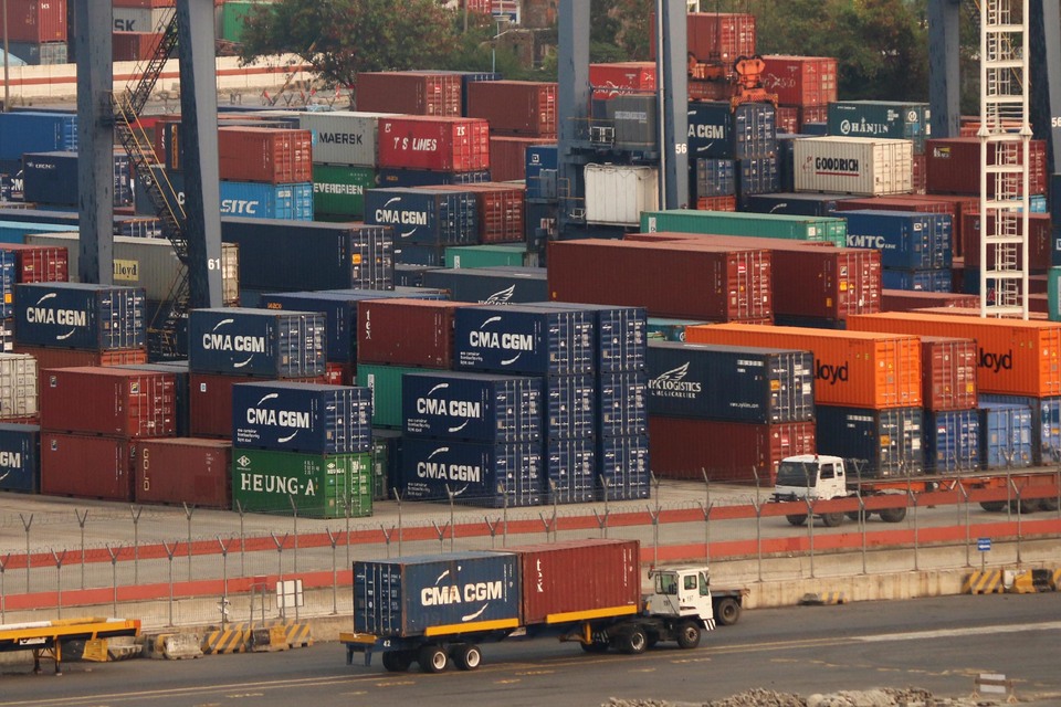 Indonesia posted its first trade deficit since late 2015 in July, as imports surged more than exports did, the Central Statistics Agency (BPS) said on Tuesday (15/08). (Antara Photo/Rivan Awal Lingga)