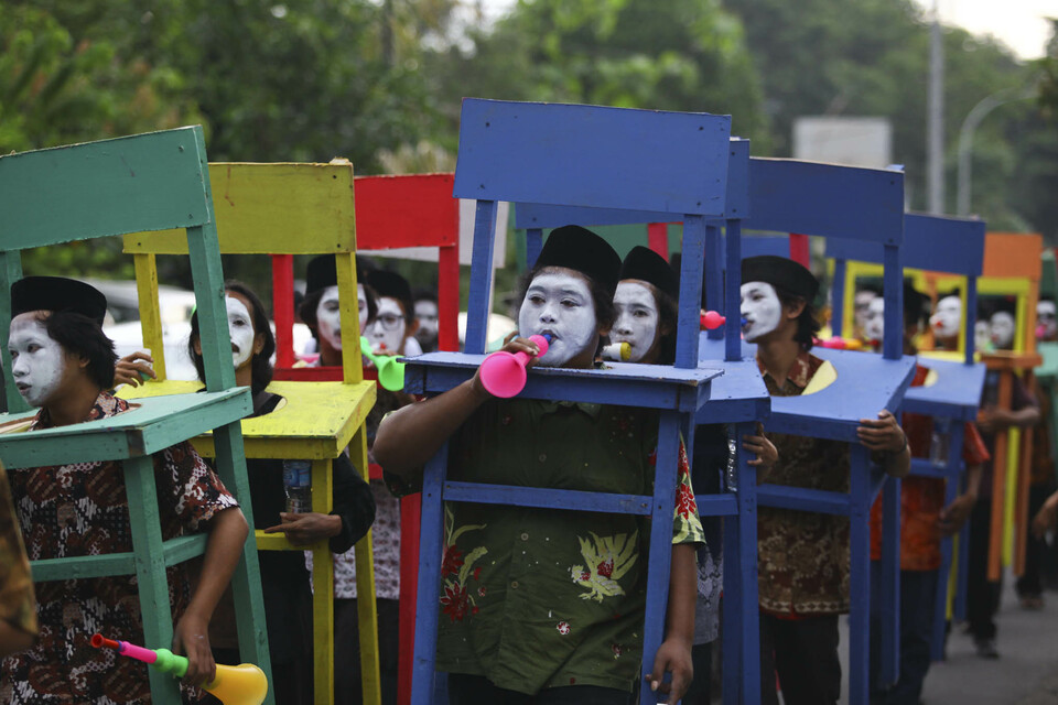 Participants join a parade at the close of the Biennale Jogja 2015 arts festival in Yogyakarta on Thursday. (Antara Photo/Andreas Fitri Atmoko)