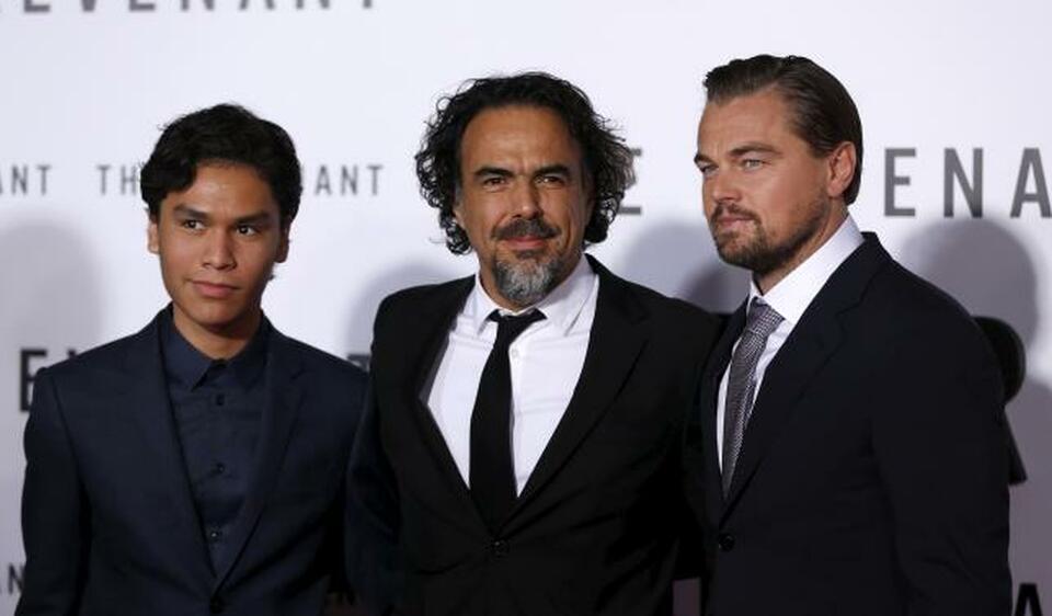 Director of the movie Alejandro Gonzalez Inarritu, center,poses with cast members Leonardo DiCaprio, right, and Forrest Goodluck at the premiere of "The Revenant" in Hollywood, California, Dec. 16, 2015. (Reuters Photo/Mario Anzuoni)