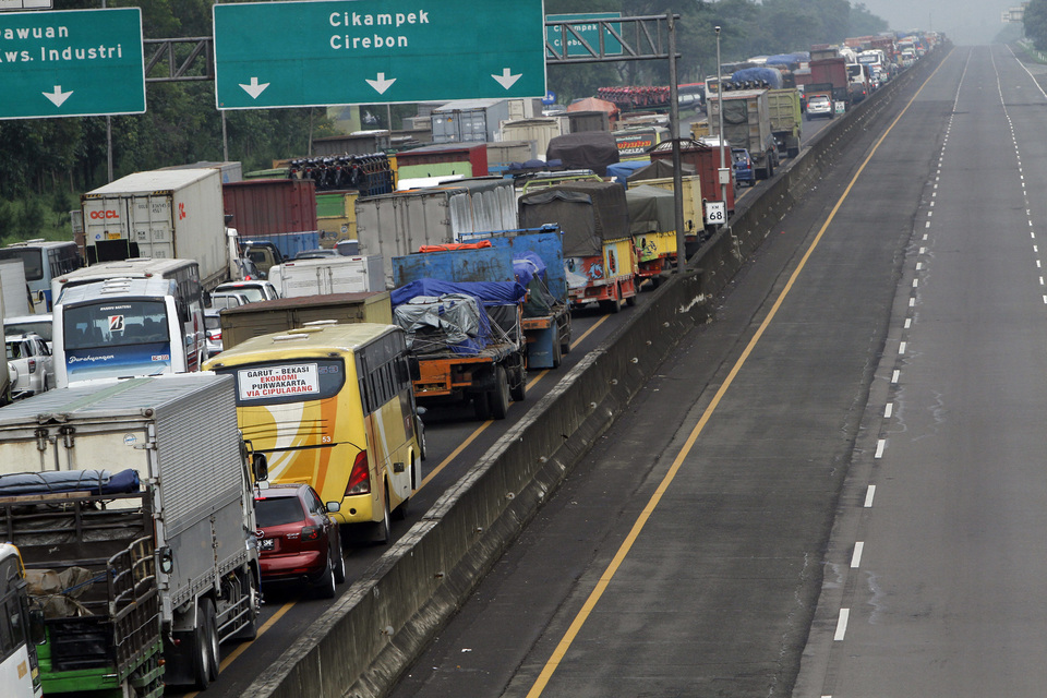 Traffic congestion on the Jakarta-Cikampek highway is caused largely by queuing at toll exit gates. (JG Photo/Rezza Estily)