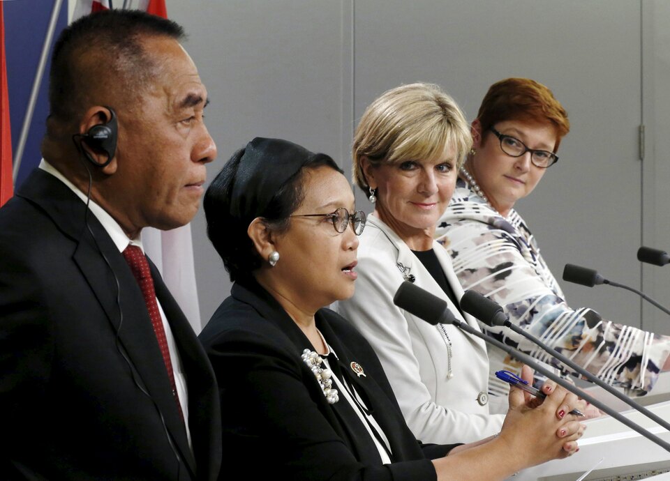 Indonesian Foreign Minister Retno Marsudi, second from left, and her Australian counterpart, Julie Bishop, second from right, in this December 2015 file photo. (Reuters Photo/Jason Reed)
