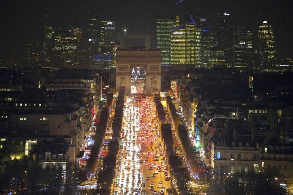 General view of the Champs Elysees Avenue as rush hour traffic fills the avenue leading up to the Arc de Triomphe, in Paris, France, December 28, 2015. (Reuters Photo/Charles Platiau)