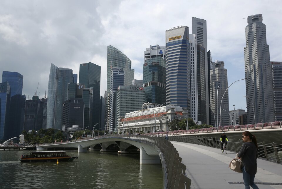 Singapore's on-year export growth beat expectations in March, thanks to a surge in petrochemical and pharmaceutical shipments, a sign the city-state's trade recovery is widening to non-electronic sectors. (Reuters Photo/Edgar Su)