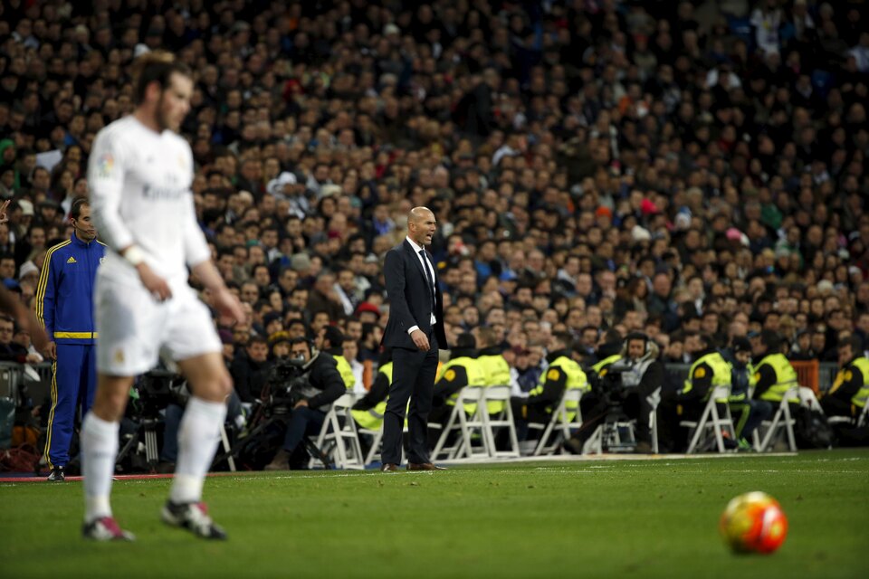 Real Madrid coach Zinedine Zidane watches as Gareth Bale lines up a shot during a La Liga match against Deportivo La Coruna at the Santiago Bernabeu in Madrid, in January 2016. (Reuters Photo/Susana Vera)