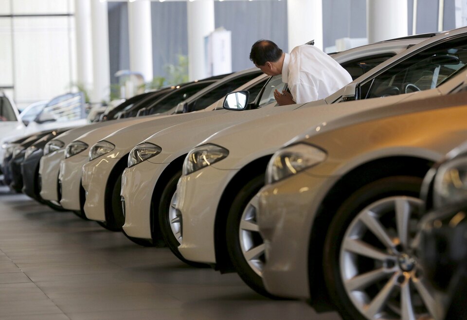 South Korea has banned the sale of 10 models of Nissan, BMW and Porsche vehicles after the carmakers were found to have fabricated certification documents, in the latest fallout from the Volkswagen emissions scandal. (Reuters Photo/Kim Kyung-hoon)