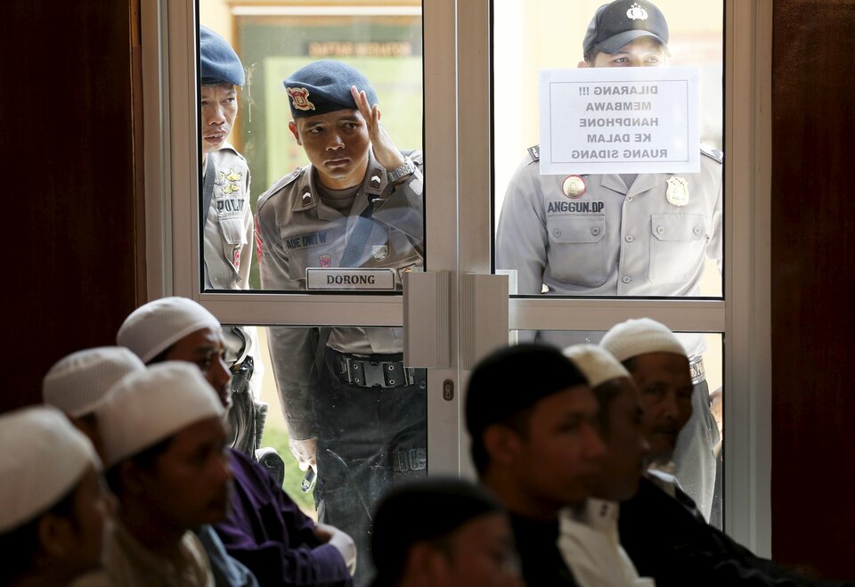 A police officer looks into a courtroom during an appeal hearing for Indonesian radical Muslim cleric Abu Bakar Bashir in Cilacap, Central Java, in January 2016. (Reuters Photo/Darren Whiteside)