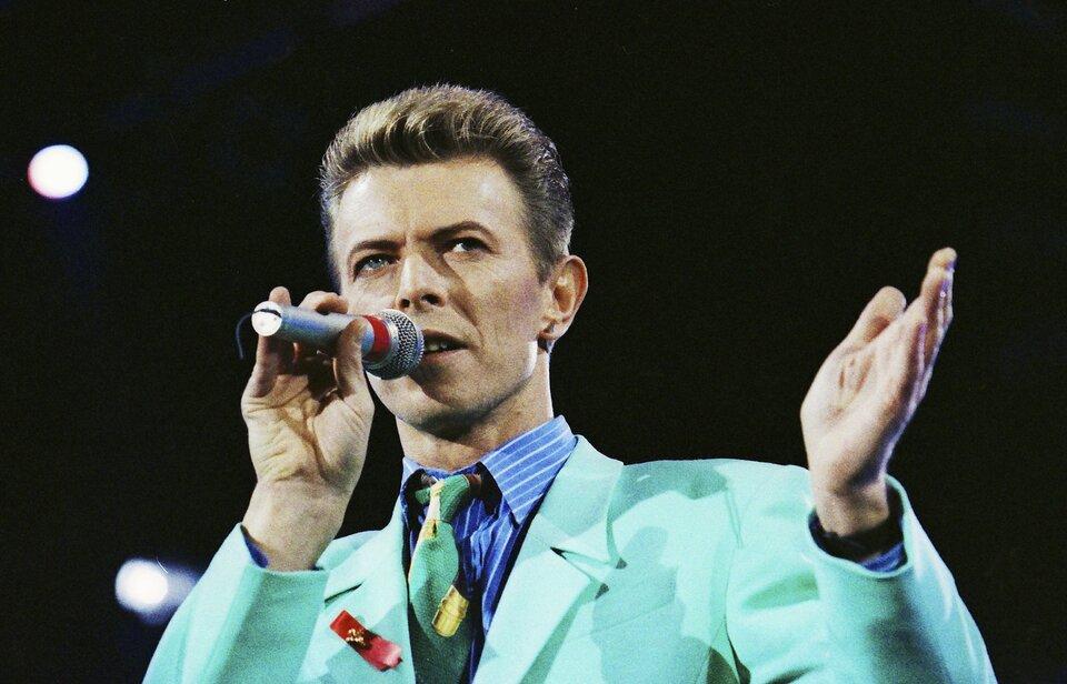 David Bowie performs on stage during The Freddie Mercury Tribute Concert at Wembley Stadium in London, Britain April 20, 1992. Sales of David Bowie's last album - released two days before his death from cancer, announced Jan. 11, 2016 - have soared along with downloads of his greatest hits, testimony to the powerful appeal of a pioneer in pop culture and the music business. (Reuters Photo/Dylan Martinez)