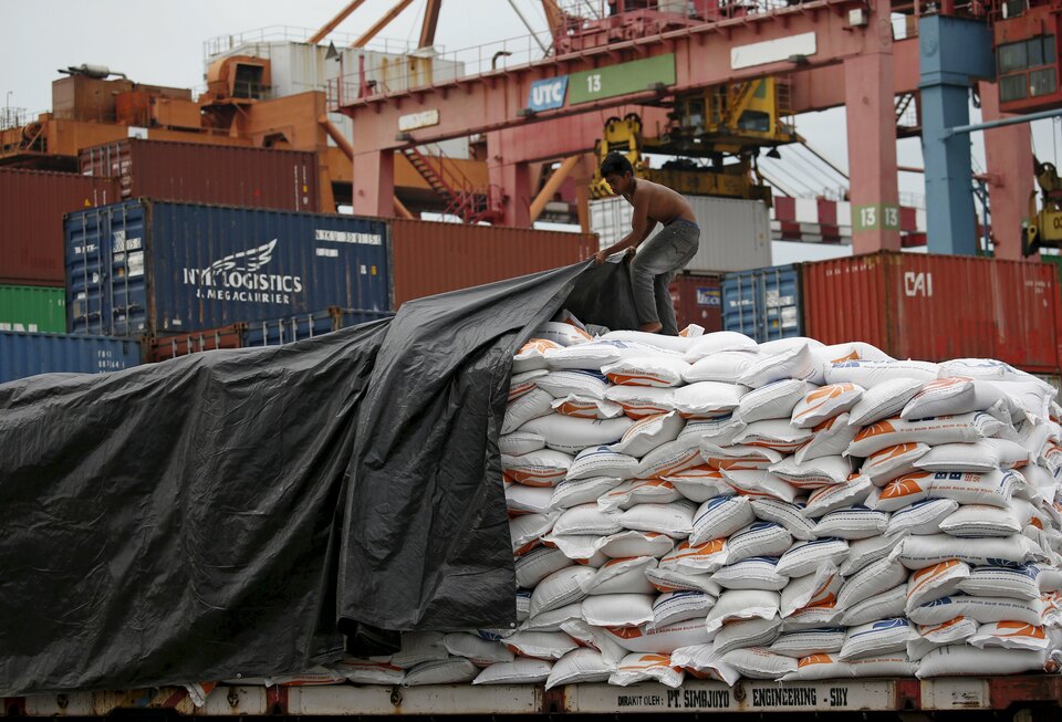 Bangladesh will speed up plans to import rice that it brought in to build reserves and rein in local prices after flash floods hit domestic output, government officials said on Thursday (25/05). (Reuters Photo/Darren Whiteside)