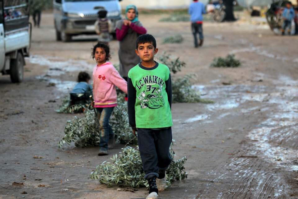 Internally displaced children pull branches used for heating inside a refugee camp in Salkeen, Northern Idlib countryside, Syria, January 17, 2016. (Reuters Photo/Ammar Abdullah)