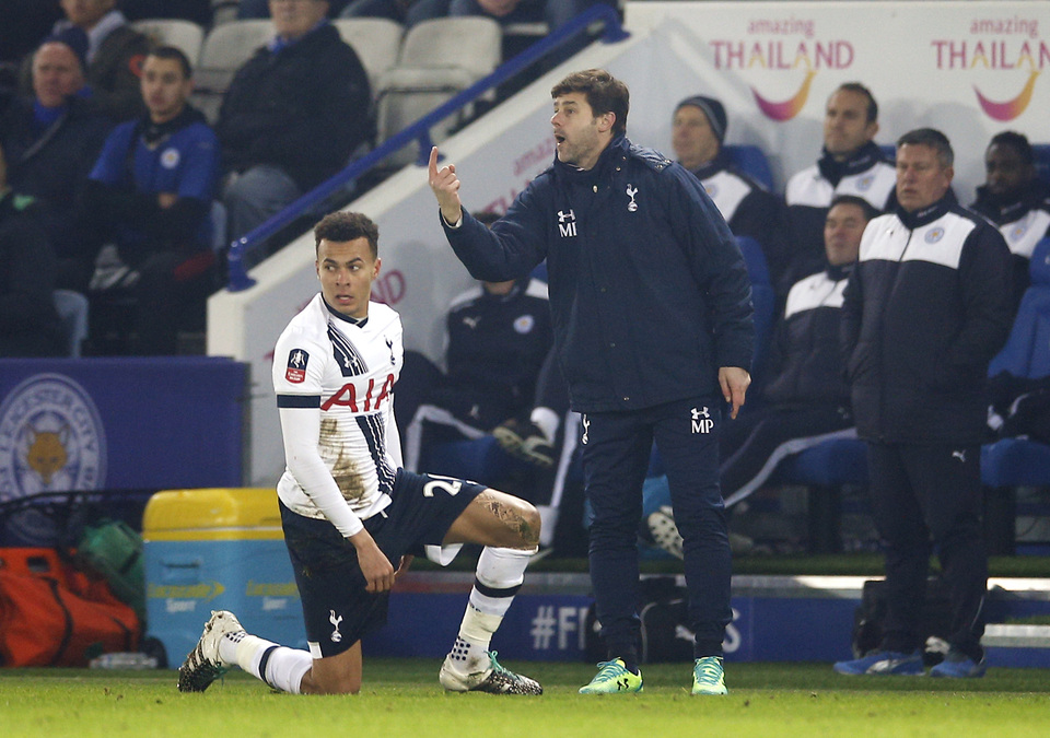 Tottenham manager Mauricio Pochettino shouts instructions as Dele Alli looks on. (Reuters Photo/Andrew Couldridge)