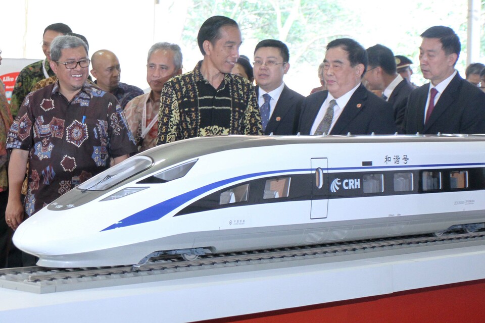 President Joko 'Jokowi' Widodo, center, speaks with China Railway Group (CREC) president Sheng Guangzu, second from right, and Chinese State Councilor Wang Yong, right, during an event in West Bandung, West Java, in January. (SP Photo/Adi Marsiela)