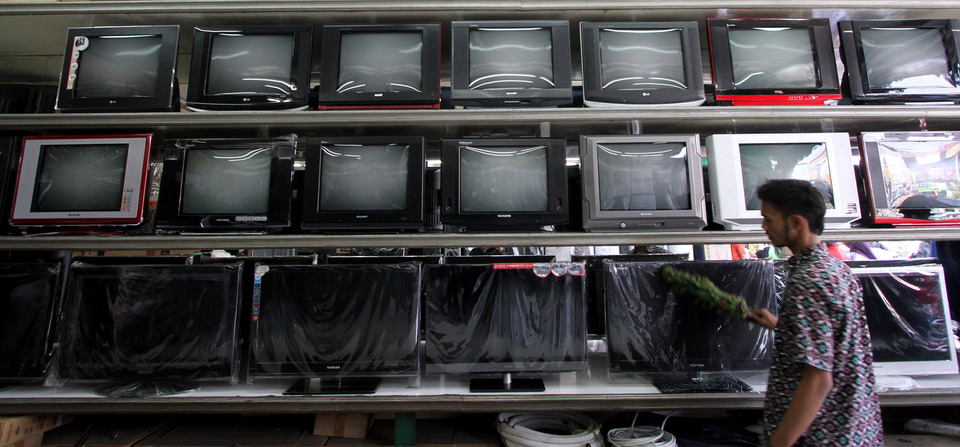 Indonesian sales of electronic products declined 10 percent year-on-year in the first three months, painting a grim picture of consumer purchasing power in the country. (Antara Photo/Agung Rajasa)