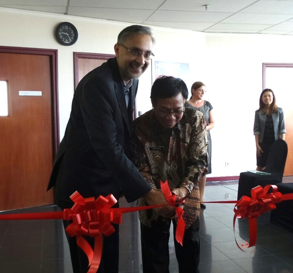 British ambassador, Moazzam Malik, left opening the new British Visa Application Center in Surabaya. (Photo Courtesy of the British Embassy) 