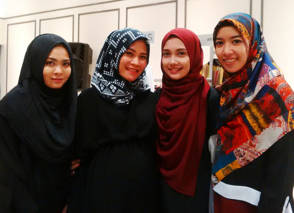 From left to right: Indira Putri, Anis Saffira, Dian Permata and Fitri Aulia, also a Muslim fashion designer. (JG Photo/Sylviana Hamdani)