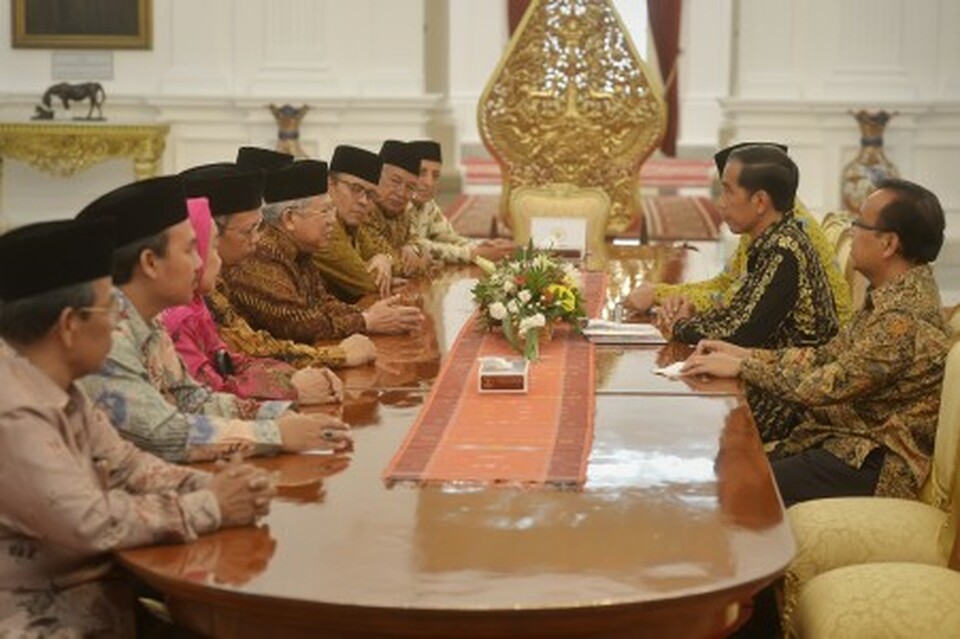 Members of the Indonesian Council of Ulema (MUI) meet with President Joko Widodo, middle right, to urge him to take action in resolving growing tensions in the Middle East. (Antara Photo/Yudhi Mahatma)