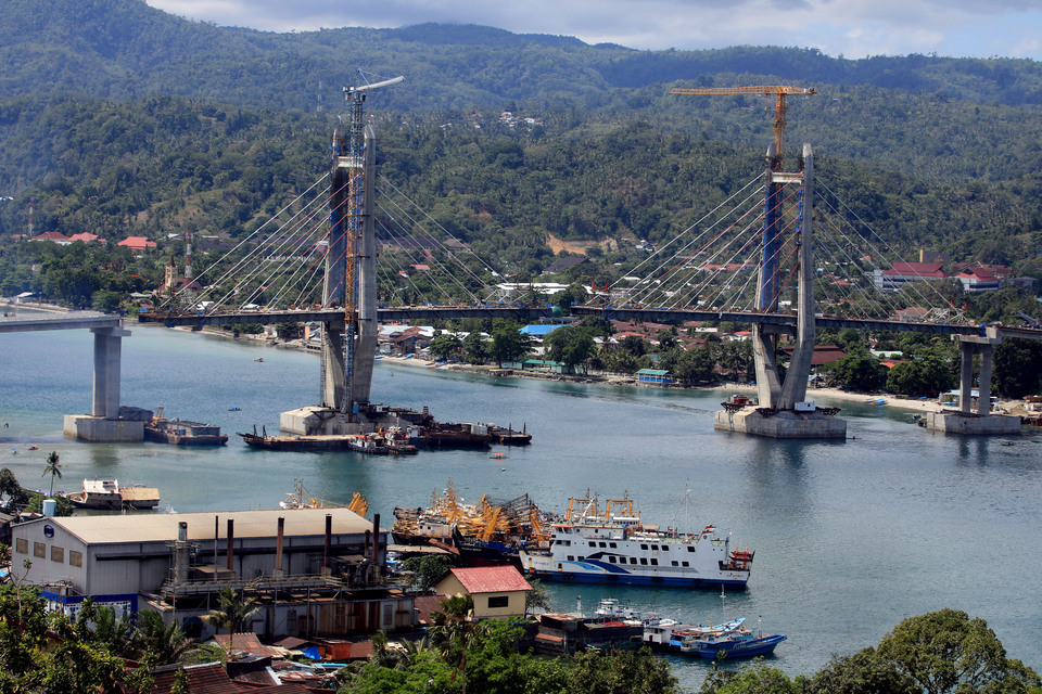 The unfinished ‘Red and White’ Bridge in Ambon, Maluku, on Thursday. An earthquake two days earlier resulted in a nine-centimeter shift in the bridge’s deck, forcing engineers to push back the completion date by more than a month. (Antara Photo/Izaac Mulyawan)