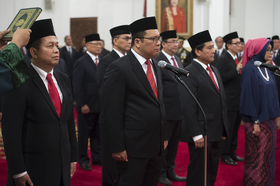 Chairman of the National Economics and Industry Committee, or KEIN, Sutrisno Bachir (left) and vice chairman Arif Budimanta (second left) and other members of KEIN at the State Palace on Wednesday. (Antara Photo/Widodo S. Jusuf)