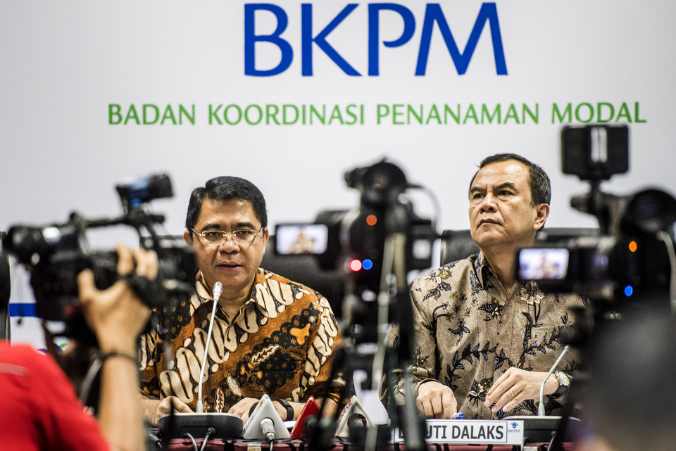 Investment Coordinating Board (BKPM) chairman Franky Sibarani, left, 
said in Jakarta on Monday (18/07) that BKPM is currently deliberating new incentives to attract greater remittance from Indonesian diaspora networks and to boost investment generally. (Antara Photo/M. Agung Rajasa)