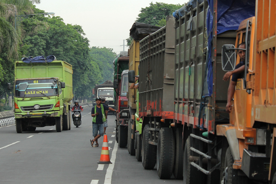 Indonesia Automotive Industry Association (Gaikindo) has criticized the government for renewing a regulation that allows companies to import used trucks from overseas, saying that it would worsen business conditions in a market that's already struggling to maintain growth. (Antara Photo/Didik Suhartono)