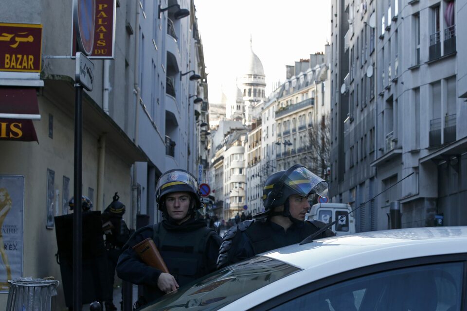 French police secure the area after a man was shot dead at a police station in the 18th district in Paris, France January 7, 2016. Police in Paris on Thursday shot dead a knife-wielding man who tried to enter a police station, police union sources said. The incident took place on the anniversary of last year's deadly Islamist militant attacks on the Charlie Hebdo satirical magazine in the French capital. (Reuters Photo/Philippe Wojazer)