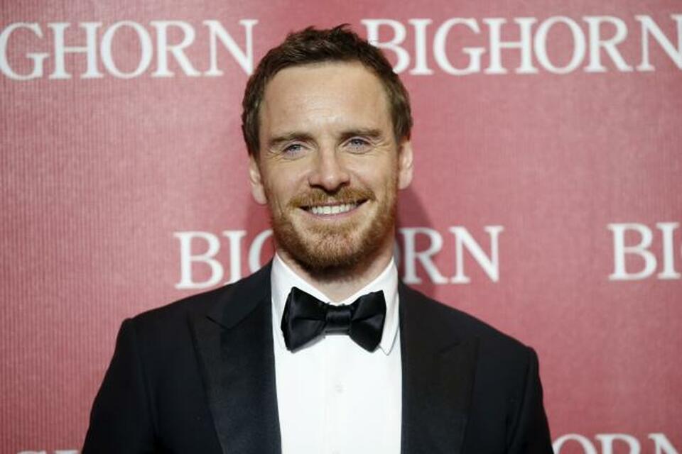 International Star Award recipient actor Michael Fassbender poses at the 27th Annual Palm Springs International Film Festival Awards Gala in Palm Springs, California, January 2, 2016. (Reuters Photo/Danny Moloshok)