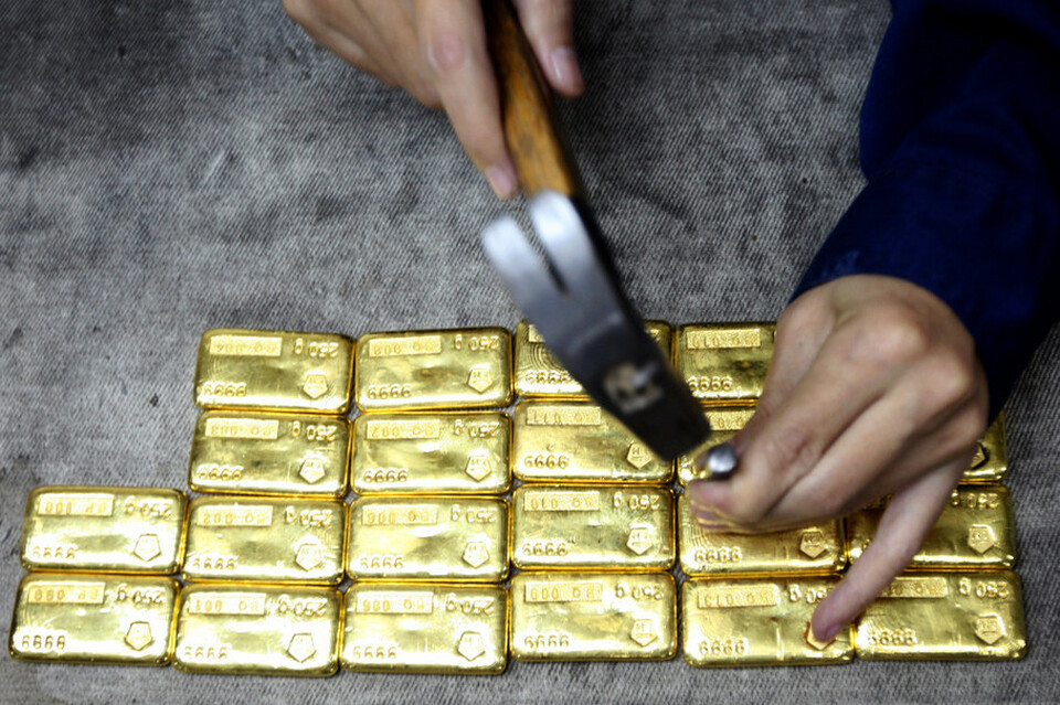 FILE - An employee numbers gold bars at the Antam precious metal refinery in Jakarta. (JG Photo)