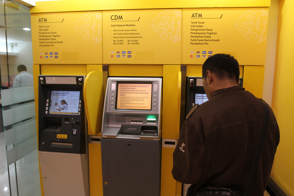 A customer makes a transaction at a Maybank Indonesia ATM. (ID Photo/David Gita Roza)