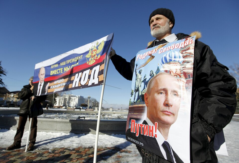 Supporters of Russian President Vladimir Putin hold a rally in Stavropol, southern Russia, January 30, 2016. Participants demanded emergency powers be conferred on Putin so he can take full control of the country's economy, which is being kept under pressure both due to Western sanctions on Russia, and other factors, according to protest organizers. (Reuters Photo/Eduard Korniyenko)