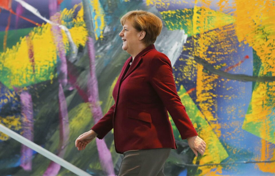 German Chancellor Angela Merkel walks in the Chancellery in Berlin on Thursday (11/02). (Reuters Photo/Fabrizio Bensch)