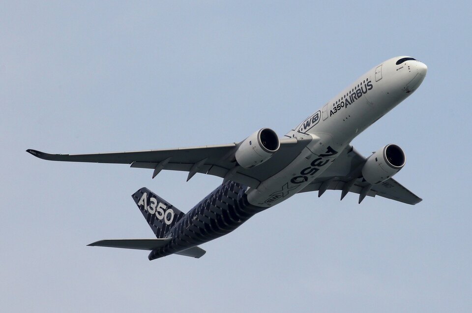 An Airbus A350 flies past during a preview aerial display of the Singapore Airshow at Changi exhibition center in Singapore February 14, 2016. The airshow will take place from February 16-21. (Reuters Photo/Edgar Su)