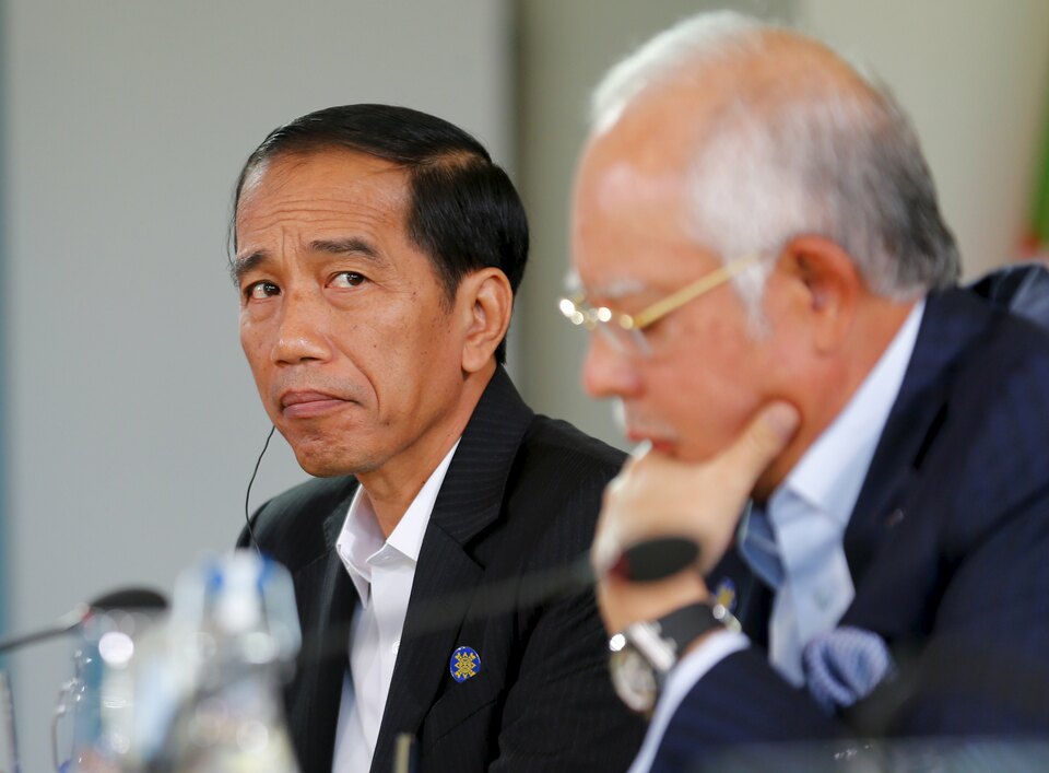 President Joko Widodo listens to US President Barack Obama speak during a 10-nation Association of Southeast Asian Nations summit in Rancho Mirage, California.(Reuters Photo/Mike Blake)
