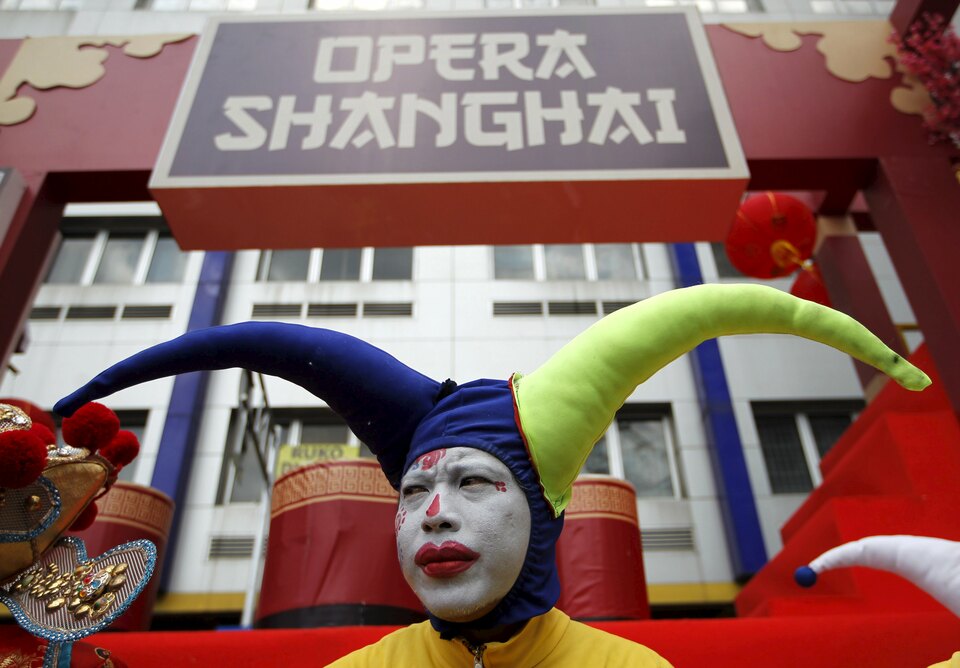 A clown takes part in a parade to mark the end of Lunar New Year celebrations in Jakarta, Indonesia February 21, 2016.  (Reuters Photo/Garry Lotulung)