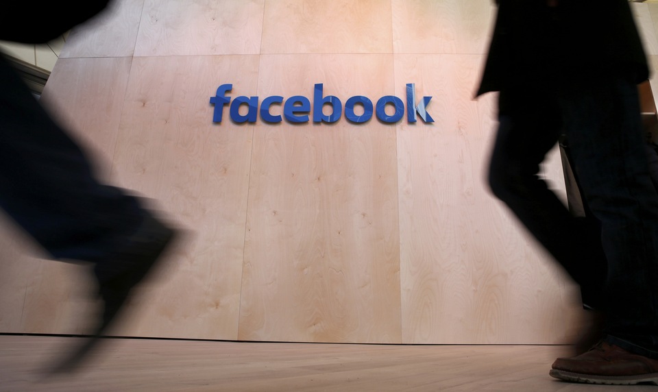 The Facebook social media site was still available in Thailand on Tuesday (16/05) after concerns arose that authorities would shut it down if Facebook did not take down content deemed threatening to national security. (Reuters Photo/Fabrizio Bensch)
