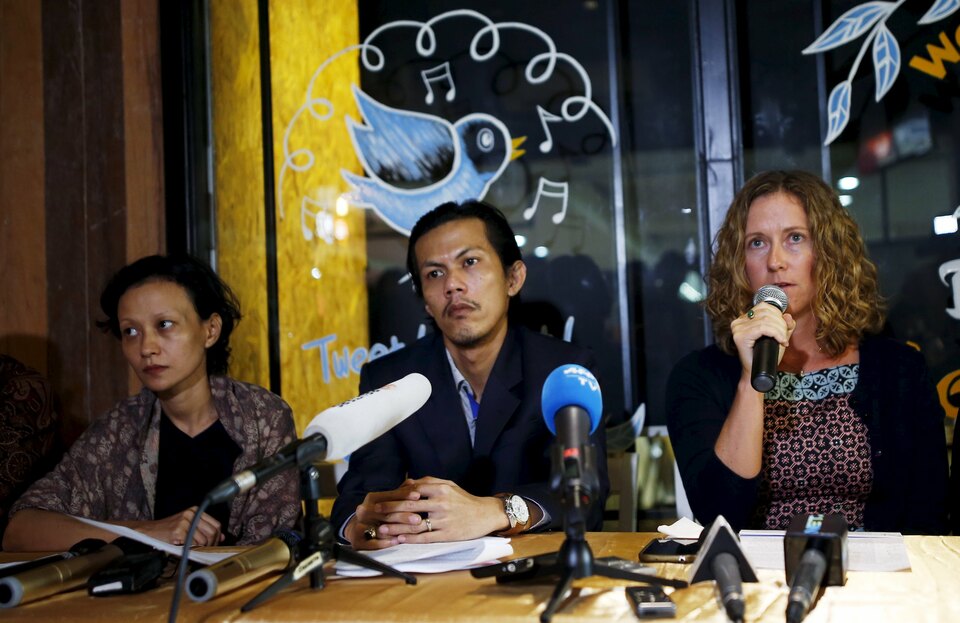 Tracy Bantleman, right, wife of Canadian teacher Neil Bantleman, lawyer Patra Zen and Siska Tijong, left, wife of Indonesian teaching assistant Ferdinand Tjiong, attend a news conference in Jakarta on Friday (26/02). Neil Bantleman is expected to return to prison a day after the Supreme Court overturned his acquittal on charges of sexually abusing kindergarten children at an international school in the capital. Ferdinand Tjiong, who was also acquitted with Bantleman, has reportedly already returned to prison. (Reuters Photo/Darren Whiteside)