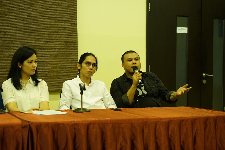 Lala Timothy (left), Angga Dwimas Sasongko (center) and Joko Anwar expressed their support to remove the film industry from the negative investment list. (Photo courtesy of Aprofi)
