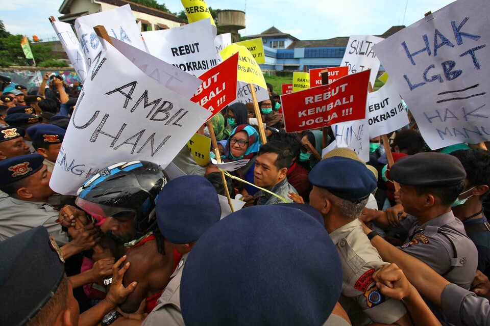Pro-LGBT supporters scuffle with police in Yogyakarta. (Antara Photo/Andreas Fitri Atmoko)