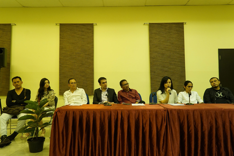 Filmmakers at the press conference in Jakarta on Tuesday (09/02). (Photo courtesy of Visinema Pictures)