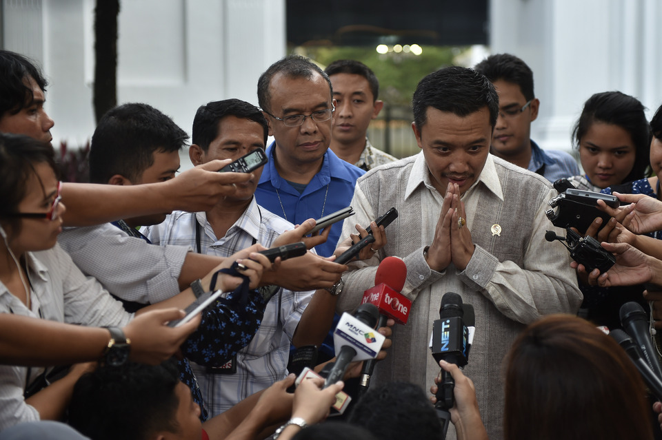 Youth and Sports Minister Imam Nahrawi, center, announced that he will soon issue ministerial regulations that will result in a drastic shakeup at the national football governing body, including changing its status from an association to a company. (Antara Photo/Puspa Perwitasari)