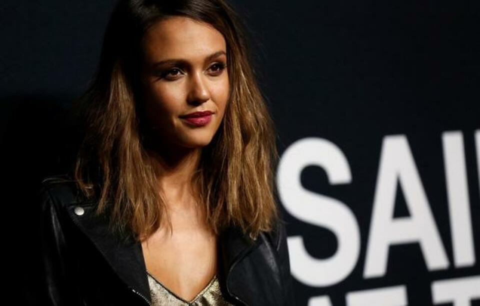 Actress Jessica Alba poses as she arrives for the Saint Laurent fall collection fashion show at the Hollywood Palladium in Los Angeles, California February 10, 2016.   (Reuters Photo/Mario Anzuoni)