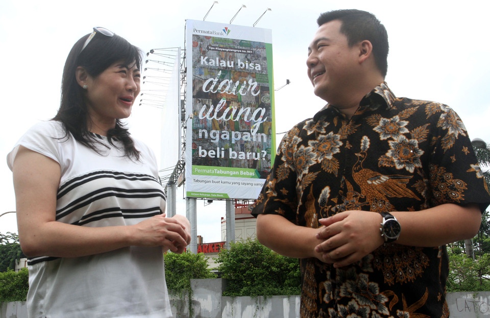 Permata Bank marketing managers Ivy Widjaja, left, and Amir Widjaya talk after the launch of a campaign to promote recycling, in Pondok Indah, South Jakarta, on Wednesday (10/02). (Antara Photo/Bruno)